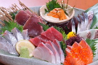 炙り焼きには新鮮食材が必須。旬の魚介類、定番「紅富士」も人気