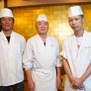 店の調理を担当している料理人さんは、長年日本料理に携わってきたベテランばかり。素材本来の味わいを生かした【郷土料理 心平】の繊細な料理は、料理人の確かなワザによって支えられています。