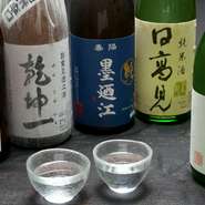 宮城県の地酒が各種揃っています。『浦霞』『一の蔵』『日高見』など宮城で作られた優れた日本酒は全部で12種類ほど。『ホヤ酢』や『サンマの刺身』など、辛口の酒に合う肴も豊富に取り揃えています。