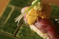 表面を炙った和牛肉と生雲丹の相性が抜群です。