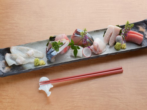 見た目にも美しく盛りつけられた『お刺身の盛り合わせ』