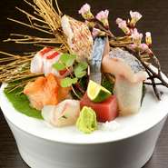 北海道のブランド雲丹と、淡路産の天然の真鯛をふんだんに使い、その食材の味を充分に生かした贅沢なスープ。うどんをいれ、〆までその奥行きのある味わいの魚介スープを楽しめます。