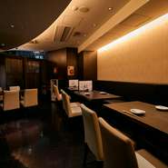 大人の雰囲気漂う店内の、テーブル席。繋げれば12名様まで利用可能です。
