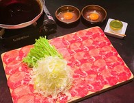 しも井名物牛タンしゃぶしゃぶに新味登場！
柔らかい部位のみを吟味してスライスした贅沢な牛タンをすき焼き出汁でしゃぶしゃぶ生たまご＋トリュフ塩のつけダレで贅沢すき焼きしゃぶしゃぶです。