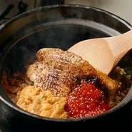 のど黒と生うに・いくらを贅沢に使った土鍋ご飯。
日本各地から海鮮、野菜をはじめ旬の食材を厳選。逸品料理から〆ものまで、旬を味わう本格創作料理を楽しめます。