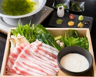 TBS「王様のブランチ」で紹介されましたGENKINGさんおすすめしゃぶしゃぶ。美容・疲労回復・滋養強壮に効果抜群!!
とろろに和風だし・うずら卵を入れ6種類の薬味で楽しむ新感覚しゃぶしゃぶ。