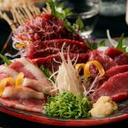 鮮度と旨味にこだわった熊本の千興ファーム直送の馬刺しは必食！国内で解体することで冷凍の回数を減らし、鮮度を維持したままご提供。Sランク霜降りの「究極の馬刺し」があることも！
