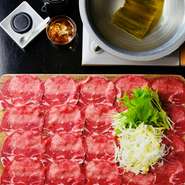 牛タンのやわらかい部位のみを吟味してスライスした贅沢なしゃぶしゃぶ。
野菜は「ねぎ」「季節の野菜」のみのシンプルな仕上がり。

■他店では滅多に食べることのできない牛タンと三種の味のしゃぶしゃぶ
・トリュフ塩
・究極のだいだいポン酢
・ねぎソース