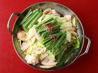 透明に輝く出汁が自慢。シンプルにいただく『もつ鍋』