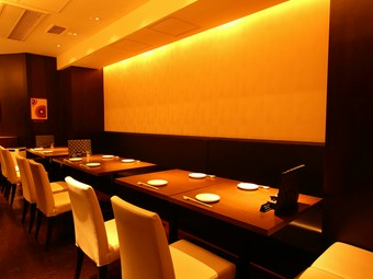 鍋料理を中心に皆でいただきながら、まずは軽く一杯