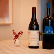 ワインは約200種類の品揃えで、イタリア産ではないのはシャンパンのみ。自然派など醸造家が丁寧につくるワインが多く、希少なヴィンテージも。グラスで気軽に味わうこともできるので、ソムリエの田村氏にご相談を。