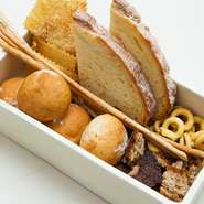 パンは全粒粉の丸パンやライ麦パン、タラッリーニなど数種類。すべて厨房で焼く手づくりの味です。