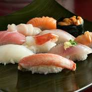 シャリは京都の「千鳥酢」を使用していて、さっぱり、まろやかな味わい。魚の美味しさをより感じられます。
テイクアウト価格2,950円(8％税込)
