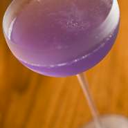 スミレの美しい薄紫色と上品な香りを再現したリキュールでつくる、女性に人気のカクテルです。