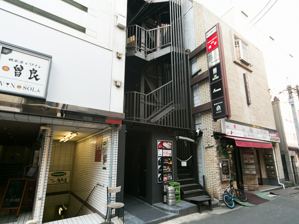 黒いシックなビルの3F。繁華街の中にあるオーセンティックバー