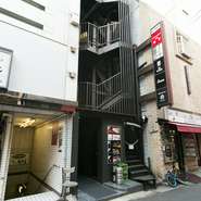 広瀬駅より徒歩3分。【THE ROTHKO】は、稲荷小路の中ほどに立つ黒いビルの3Fにあります。