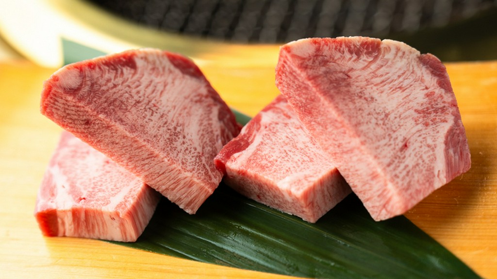 サシが美しい、柔らかく贅沢な『厚切りタン』