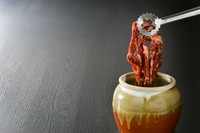 特製のたれに漬込んだ特大サイズのハラミ
ハサミでカットして焼いてお召し上がりください