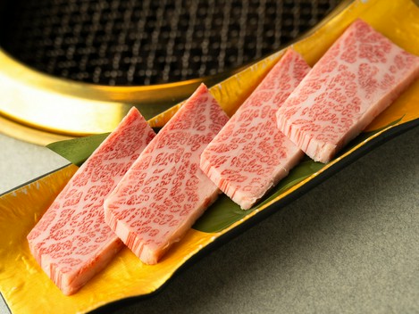 絶妙な霜降り、山形牛の芳醇な味わい『山形牛特上カルビ』