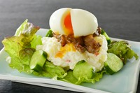 人気のポテトサラダに山形牛カルビをのせた逸品