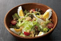 パリパリレタスをシーザードレッシングでいただく定番サラダ