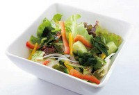 ごま油が香るドレッシングと新鮮野菜のハーモニー