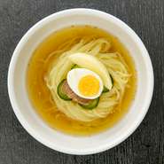 歯ごたえのある麺とコクのあるスープをご堪能ください
お酢をひと巻きかけると、コクの深い冷麺にさっぱり感が加わります
〈レギュラー〉1,280円
〈ハーフ〉840円
〈大盛り〉1,380円