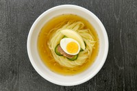 歯ごたえのある麺とコクのあるスープをご堪能ください
お酢をひと巻きかけると、コクの深い冷麺にさっぱり感が加わります
〈レギュラー〉1,280円
〈ハーフ〉840円
〈大盛り〉1,380円