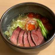 生感覚そのままに低温調理でしっとりと仕上げた山形牛を贅沢に使用しました
和牛と青味野菜をじっくり煮込み、旨みを抽出した本格スープの盛岡冷麺です