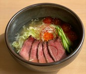 生感覚そのままに低温調理でしっとりと仕上げた山形牛を贅沢に使用しました
和牛と青味野菜をじっくり煮込み、旨みを抽出した本格スープの盛岡冷麺です