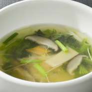 だしの効いた優しい味わいのスープ