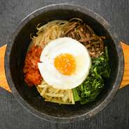 各種ナムルと特製ダレで仕上げた自慢の一品です
よく混ぜて焼けた石鍋に貼り付けて「おこげ」をつくってお召し上がりください