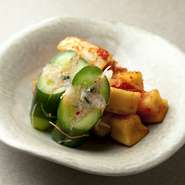 キムチ、カクテキ、オイキムチは、どれも辛みをだす調味料からすべて手作りしています。工夫を重ねた結果、日本人の舌に合う食べやすい辛さになっているので人気があります。
