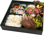 ※こちらは事前ご予約での販売となり希望5日前迄にご注文ください。
※4人前から注文承ります。
山形牛カルビやタンなど最高級の牛肉を使用した特選御膳。
会食や講演会など特別な集まりにご利用ください。