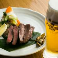 塩コショウをベースに、レモンをかけてあっさりと。シンプルだからこそ素材の味が引き立ちます。味替えの青とうがらし味噌で違う風味も！　炭火の香りが食欲をそそる、仙台に来たならぜひ堪能したいメニューです。