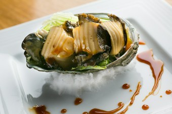 やわらかな食感と海の香り豊かな『鮑のバター焼き・酒蒸し』