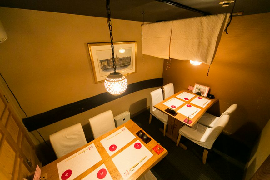 最大18名様までOK。テーブル2席は仕切りでプライベートな空間に