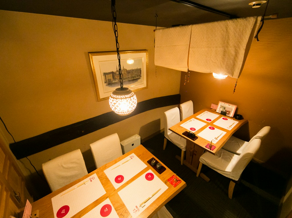 最大18名様までOK。テーブル2席は仕切りでプライベートな空間に