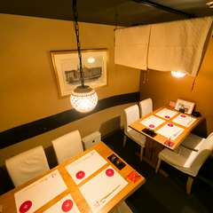 最大18名様までOK。テーブル2席は仕切りでプライベートな空間に