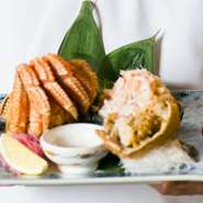 【だてまち海里】の『毛ガニ』は、身がほぐして出てきます。これは「食べやすく」という、細やかなおもてなしの気遣いから…。新鮮なカニ味噌は、うにのように甘味が濃厚。余すことなく食べつくせます。