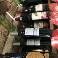 イタリア各地の低価格で美味しいワインを揃えております。
ピッツァと相性の良いワインばかりです。