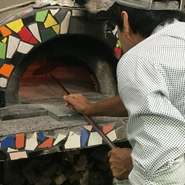 一枚一枚ていねいに、真心込めて焼かれるピッツァ