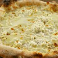 6種のチーズを使った濃厚なピッツァ。フィオレディラッテ・アッフミカータ・ゴルゴンゾーラ・タレッジォ・リコッタ・グラナパダーノ。食べる程にクセになる味です。遠方よりこれを目当てに来られる方　多し。