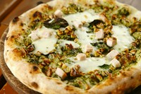 自家栽培のバジリコで作ったソースと香ばしく焼けたナッツの食感楽しく。
チーズとバジリコの絶妙の旨味にカリカリ、コリコリと咀嚼するのが楽しくてたまらない一品
発売以来の大ベストセラーに魚介をのせて豪華に。