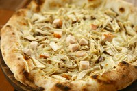 塩味のある自家製生地にチーズ・数種のきのこ・ニンニク・ベシャメルソースをかけたピッツァ。塩・胡椒だけなのに旨味が押し寄せてきます。きのこは偉い。仕上げに塩レモン少々　こちらも当店オリジナルメニューです