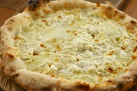 6種のチーズを使った濃厚なピッツァ。日によりチーズの内容を変えます。濃厚なピッツァ、食べる程にクセになる味。価格以上の内容です。