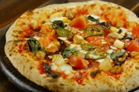 辛いものが大好きな人のピッツァ。3種類の辛味ソースを使い箇所ごとに味が変化します。　後を引く旨さです。