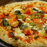 辛いものが大好きな人のピッツァ。3種類の辛味ソースを使い箇所ごとに味が変化します。　後を引く旨さです。