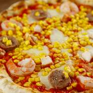 子供から大人まで大好きな味。エビ、コーン、サルシッチャ、ツナ。甘いコーンと香ばしいエビが食欲をそそります。当店オリジナルメニュー