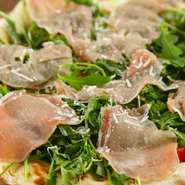 お洒落なサラダ感覚のピッツァ。イタリア野菜は自家製を使うため、季節限定商品となります。